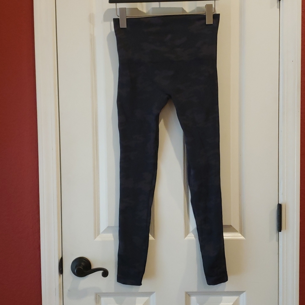 SPANX Black Camo Look at Me Now Seamless Legging M - Picture 5 of 11
